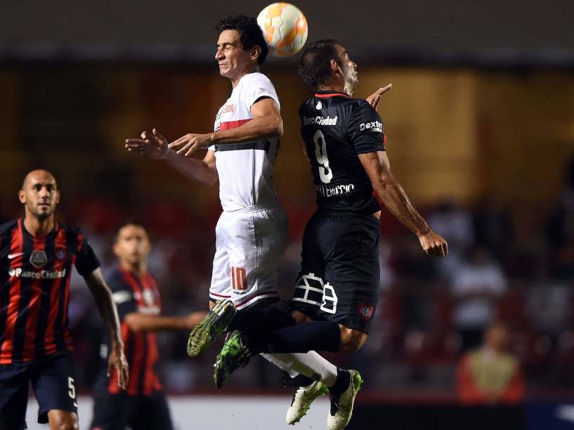 Paulo Henrique Ganso do São Paulo, disputa pelo alto com Martín Cauteruccio do San Lorenzo - 18/03/2015
