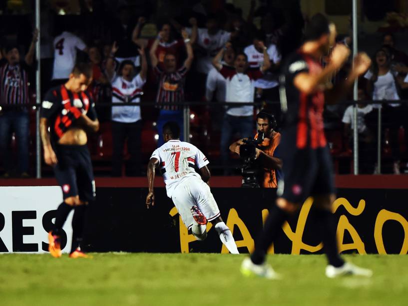 Michel Bastos comemora o gol da vitória do São Paulo contra o San Lorenzo - 18/03/2015