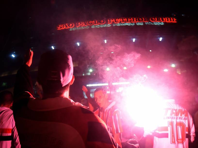 Torcida do São Paulo na chegada para a partida contra o San Lorenzo no Morumbi - 18/03/2015