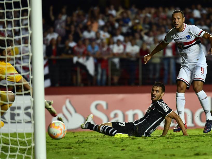 Luís Fabiano marca o primeiro gol do São Paulo sobre o Corinthians