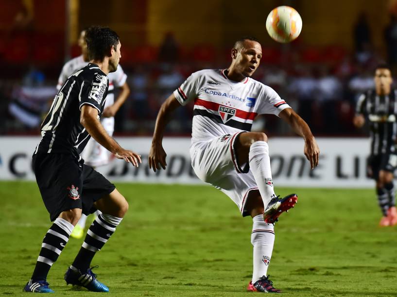 Luís Fabiano tenta jogada sobre o zagueiro Felipe do Corinthians
