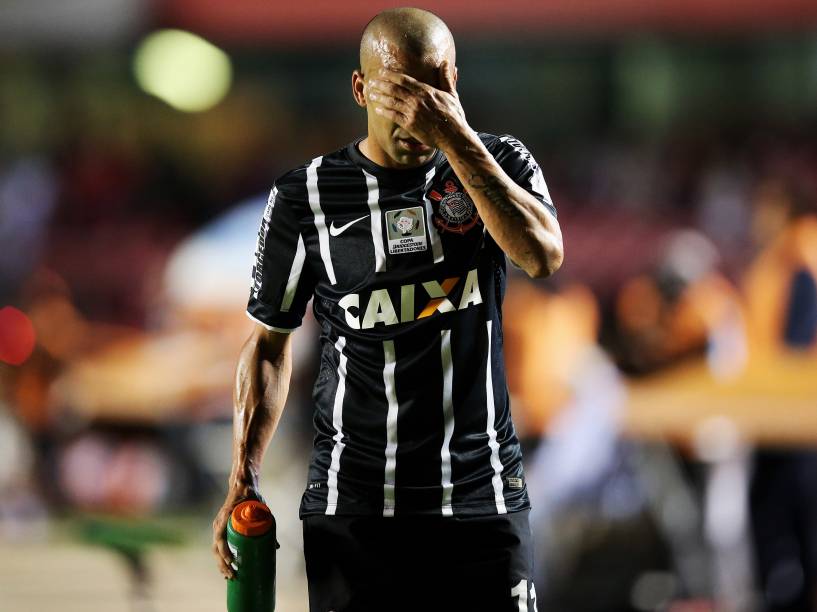 Emerson Sheik deixa a partida após ser expulso