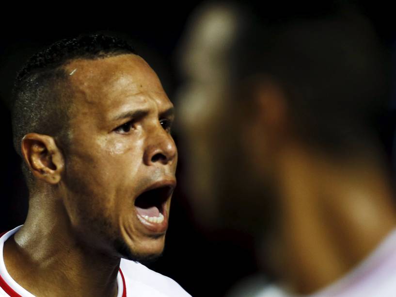 Luís Fabiano comemora o primeiro gol do São Paulo