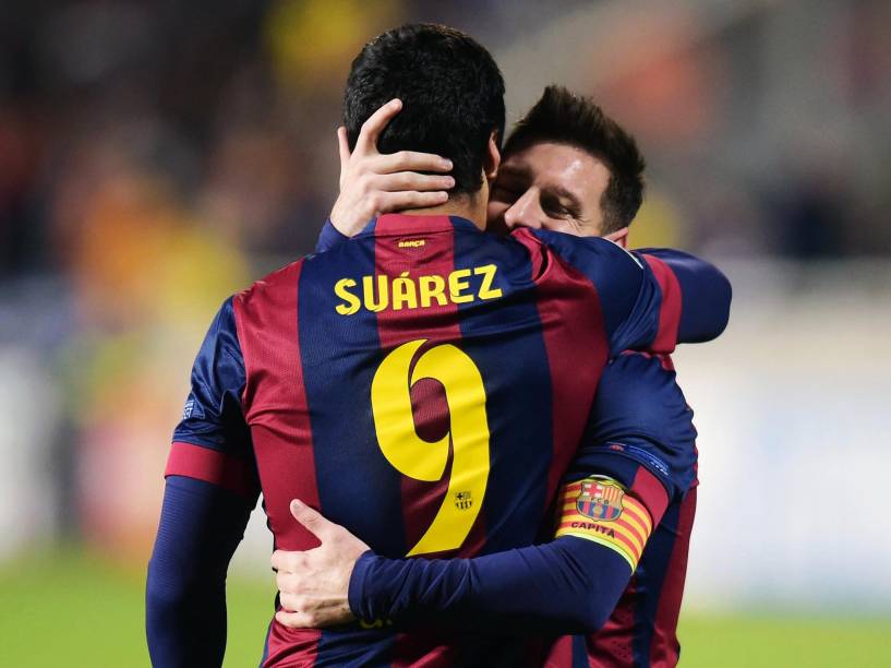 O jogador Luis Suarez comemora com o argentino Lionel Messi após marcar o terceiro gol do Barcelona contra o time do Apoel pela Liga dos Campeões