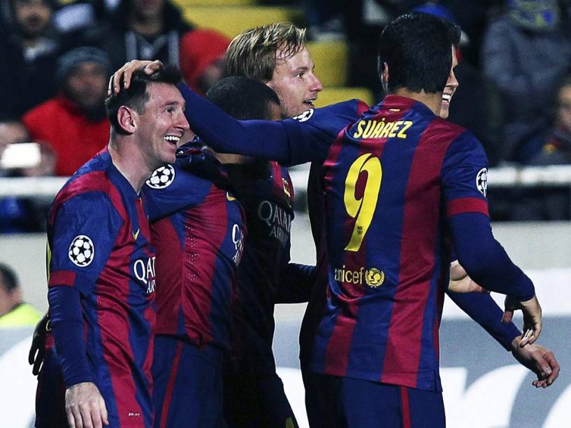 Jogadores do Barcelona comemoram com Lionel Messi o gol que abriu o placar do jogo contra o Apoel pela Liga dos Campeões