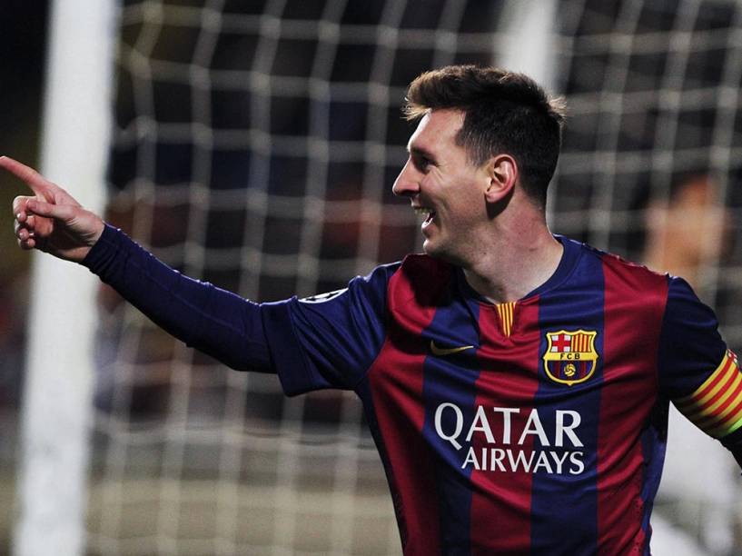 Lionel Messi comemora seu segundo gol, o terceiro do Barcelona, contra o time do Apoel pela Liga dos Campeões