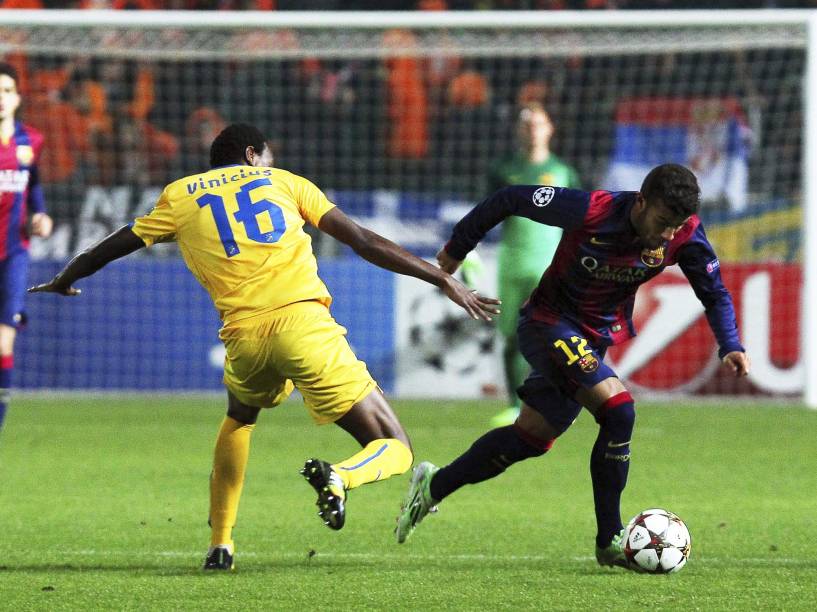 Lance do jogo entre Barcelona e Apoel, disputado no Chipre, pela Liga dos Campeões