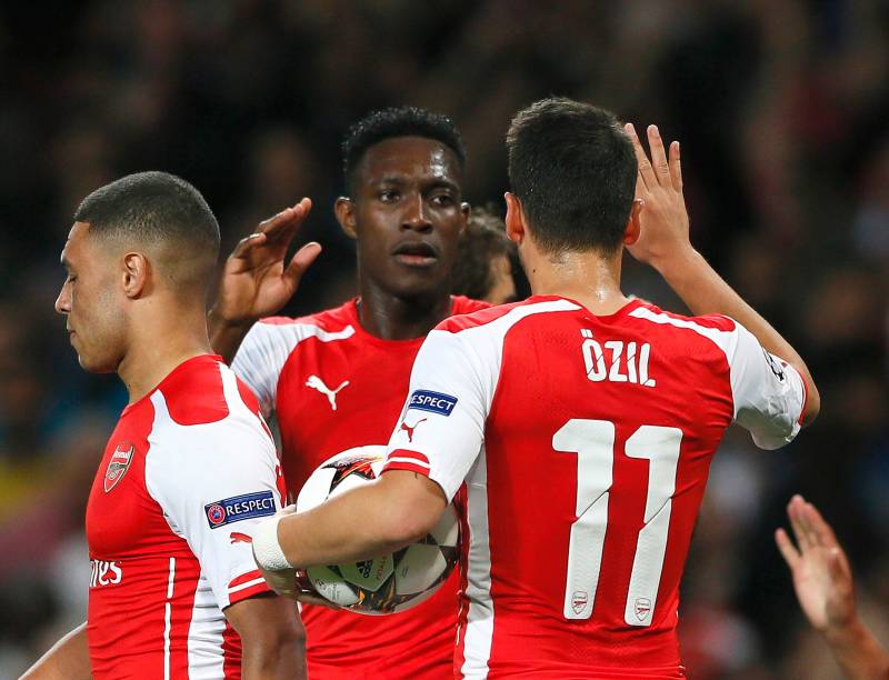 Jogador do Arsenal, Welbeck, comemora gol com seus companheiros contra Galatasaray pela Liga dos Campeões