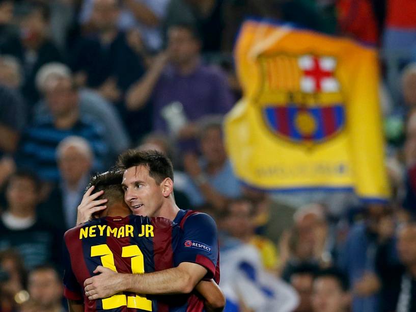 Lionel Messi comemora gol com seu companheiro de time, Neymar, em jogo contra o Ajax pela Liga dos Campeões