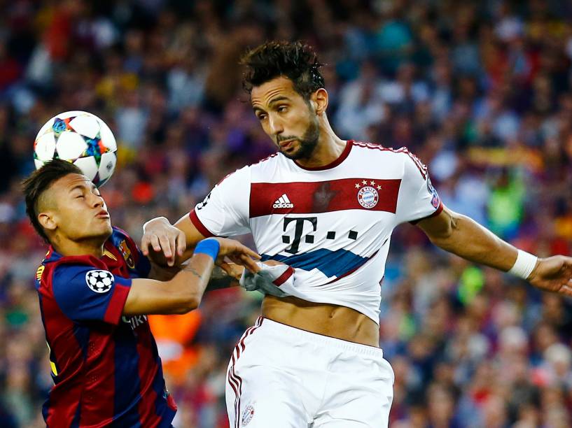 O zagueiro Mehdi Benatia do Bayern de Munique divide pelo alto com Neymar