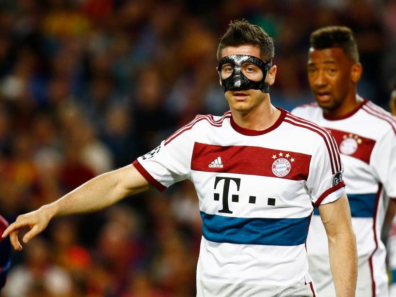 O atacante polonês do Bayern de Munique Robert Lewandowski joga com uma máscara de proteção facial