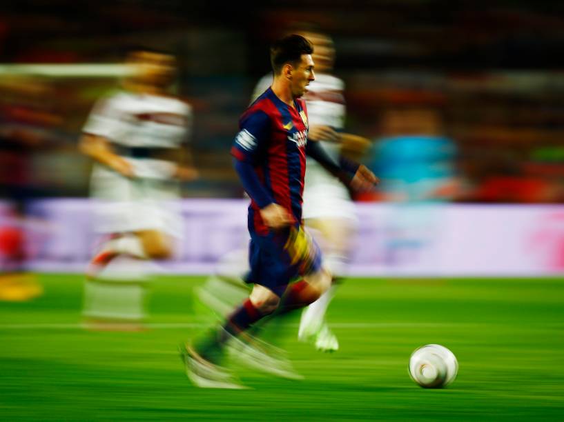 O argentino Lionel Messi carrega a bola para o ataque do Barcelona na partida contra o Bayern de Munique no Camp Nou