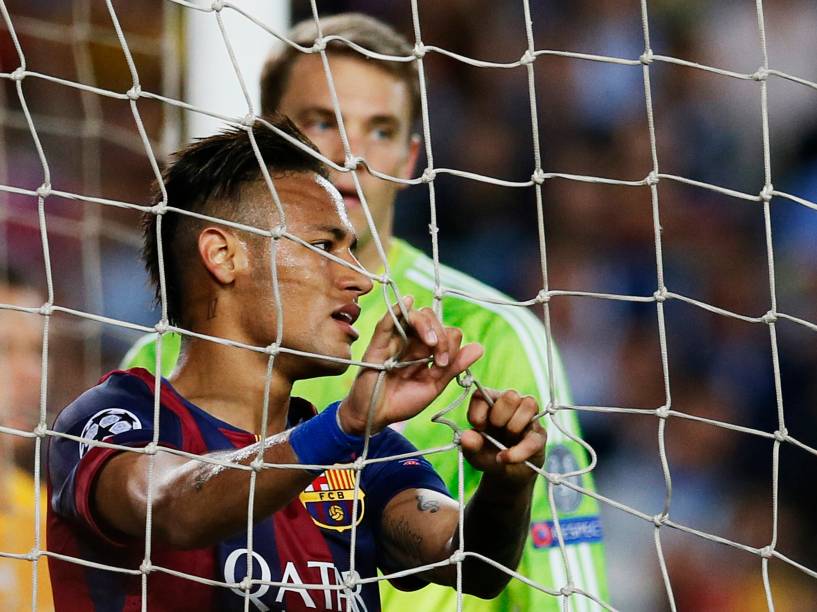 Neymar lamenta chance perdida pelo Barcelona na partida contra o Bayern de Munique no Camp Nou