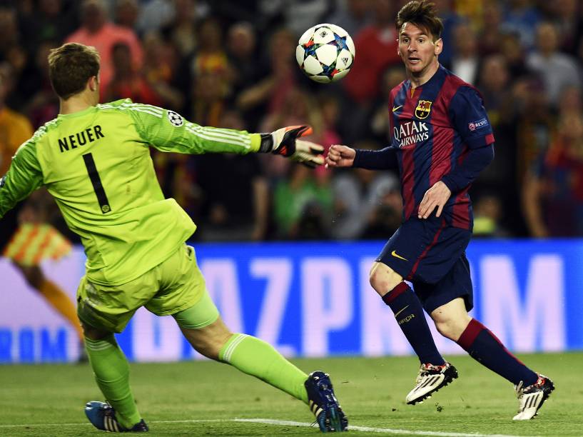 Messi faz grande jogada para marcar o segundo gol do Barcelona na vitória sobre o Bayern de Munique