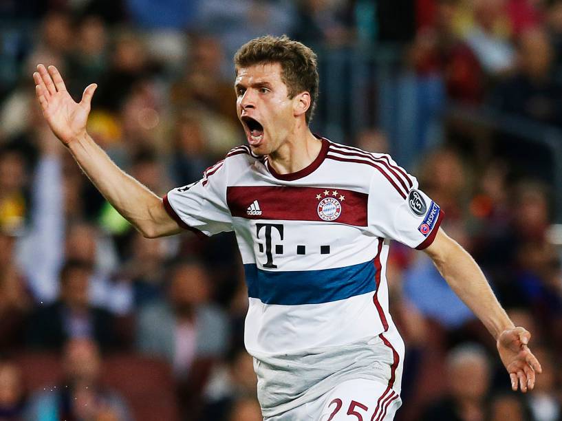 O atacante Thomas Muller do Bayern de Munique reclama com a arbitragem