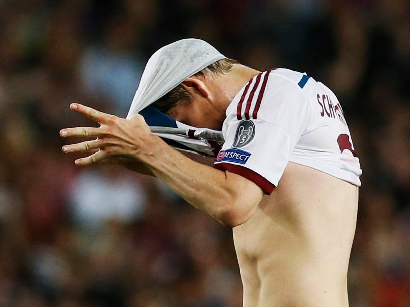 O meia Bastian Schweinsteiger do Bayern de Munique lamenta a derrota para o Barcelona no Camp Nou