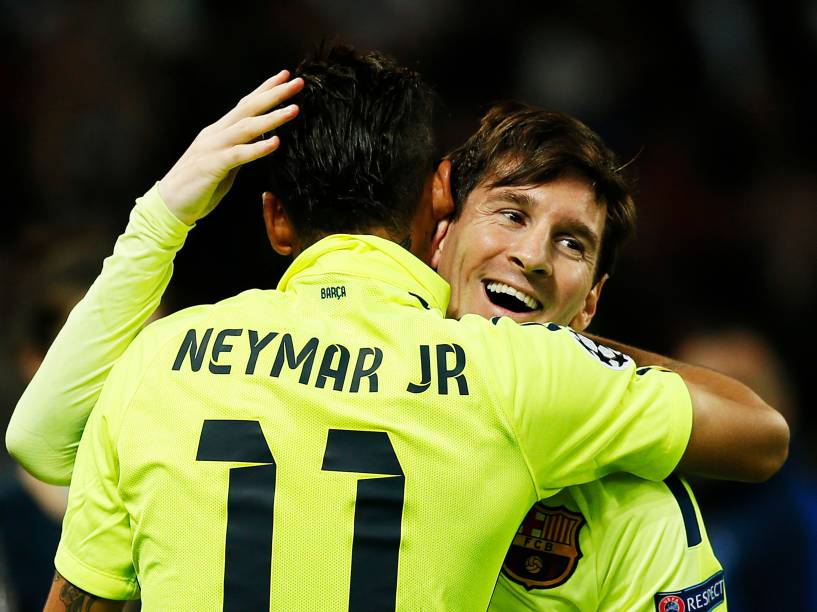 Neymar abraça Messi após marcar o primeiro gol na vitória por 3 a 1 do Barcelona sobre o PSG