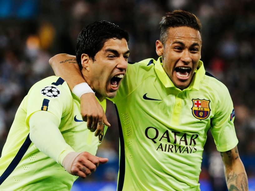 Luis Suárez e Neymar comemoram gol do uruguaio na vitória do Barcelona sobre o PSG em Paris