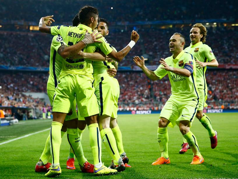 Jogadores do Barcelona comemoram o gol marcado por Neymar na partida contra o Bayern de Munique