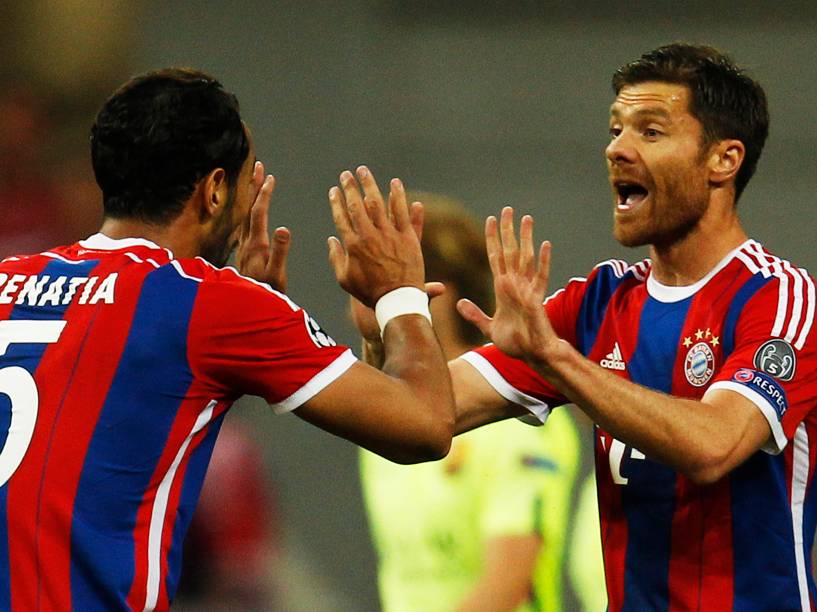 Mehdi Benatia e Xabi Alonso comemoram o primeiro gol do Bayern de Munique na partida contra o Barcelona