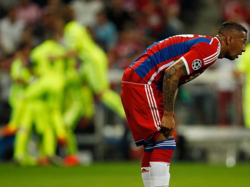 Jérôme Boateng do Bayern de Munique reage após o gol marcado pelo Barcelona