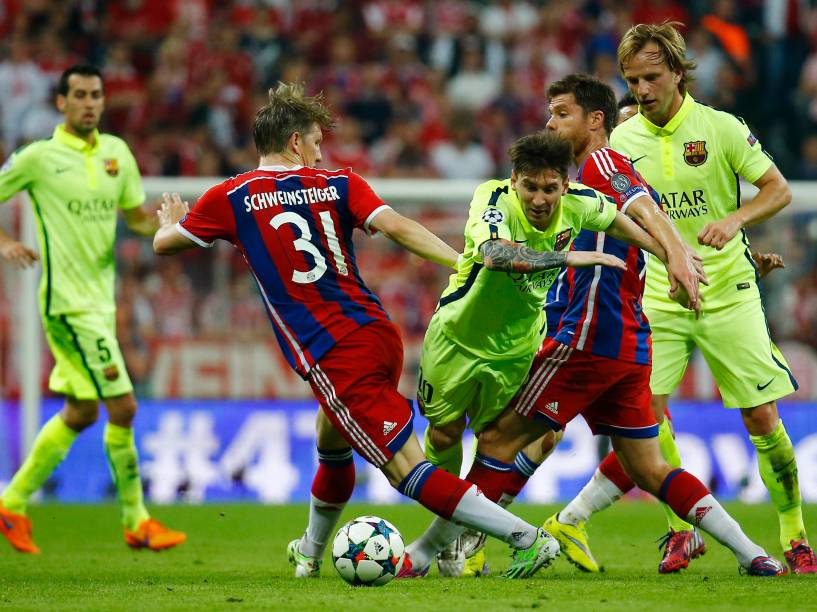 O argentino Lionel Messi do Barcelona tenta passar pela marcação de Xabi Alonso e Schweinsteiger do Bayern de Munique