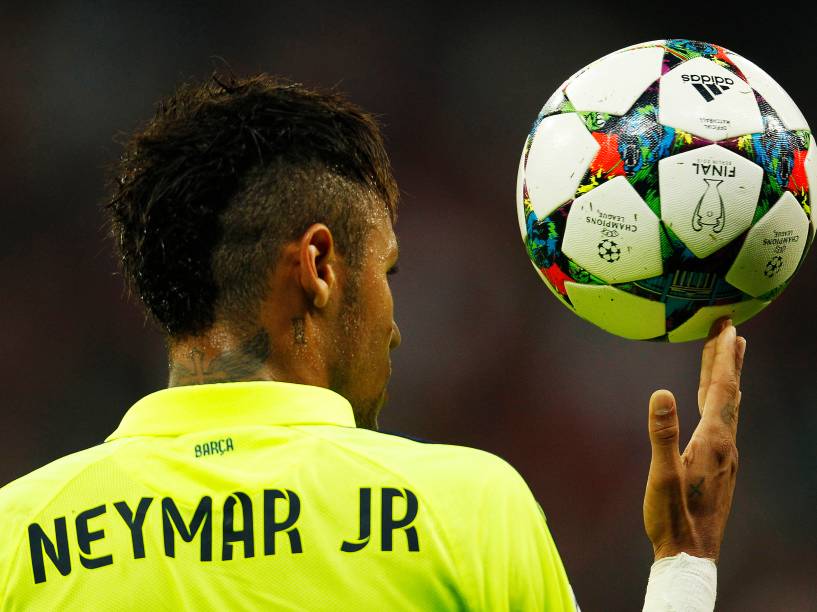 O atacante brasileiro Neymar do Barcelona com a bola da partida contra o Bayern de Munique