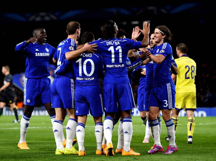 Jogadores do Chelsea comoram gol do camisa 10, Eden Hazard, em jogo contra o time de Maribor pela Liga dos Campeões