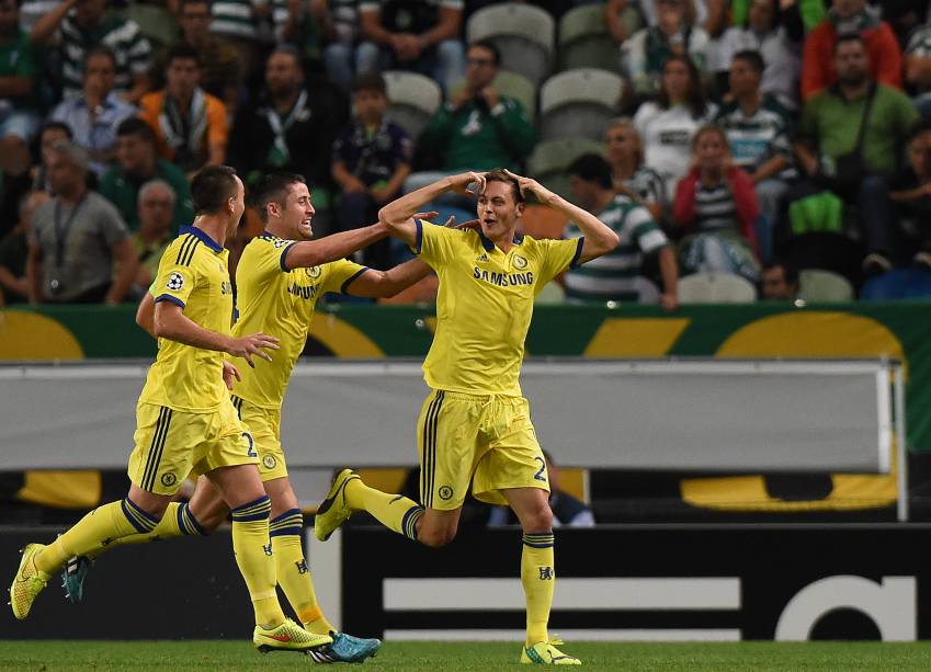 Jogadores do Chelsea comemoram gol contra Sporting em jogo pela Liga dos Campeões