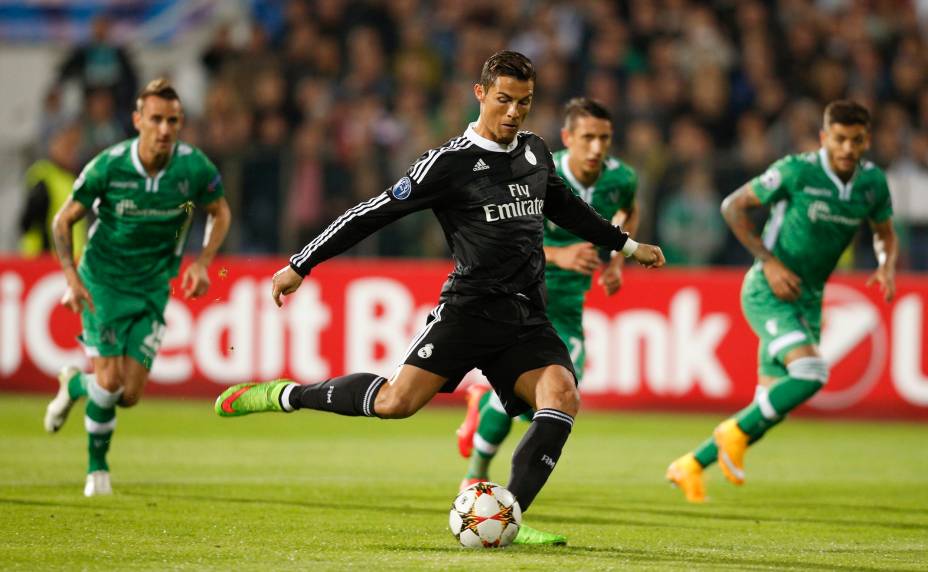 Cristiano Ronaldo tenta finalização durante o jogo entre Real Madrid e Ludogorets pela Liga dos Campeões