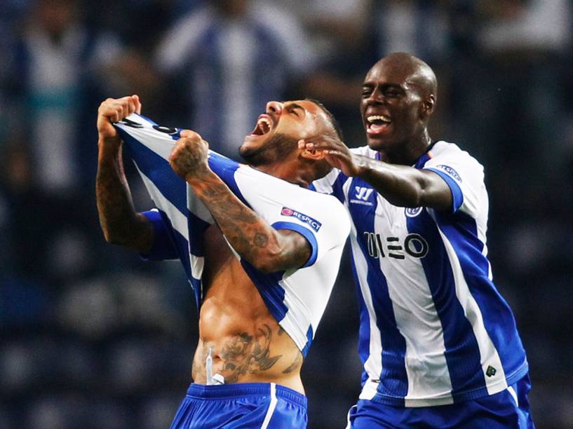 Ricardo Quaresma, jogador do Porto, comemora com seu companheiro Bruno Martins seu gol contra o time do Atlético de Bilbao pela Liga dos Campeões