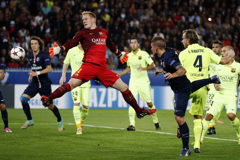 Lance que originou segundo gol do PSG em jogo contra Barcelona pelo grupo F da Liga dos Campeões