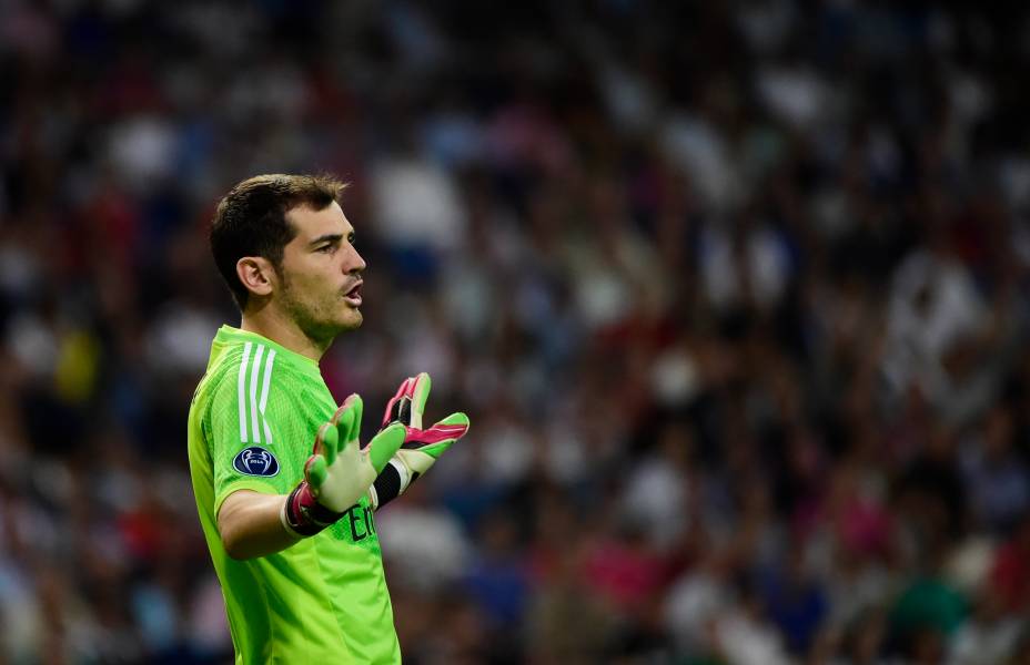 O goleiro Iker Casillas, do Real Madrid, durante partida contra o Basel, válida pela Liga dos Campeões, no estádio Santiago Bernabeu, em Madri, na Espanha