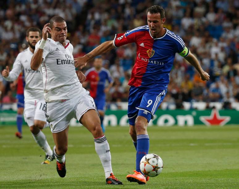 Marco, do Basel, em lance contra o jogador Pepe, do Real Madrid, durante a partida válida pela Liga dos Campeões, no estádio Santiago Bernabeu, em Madri