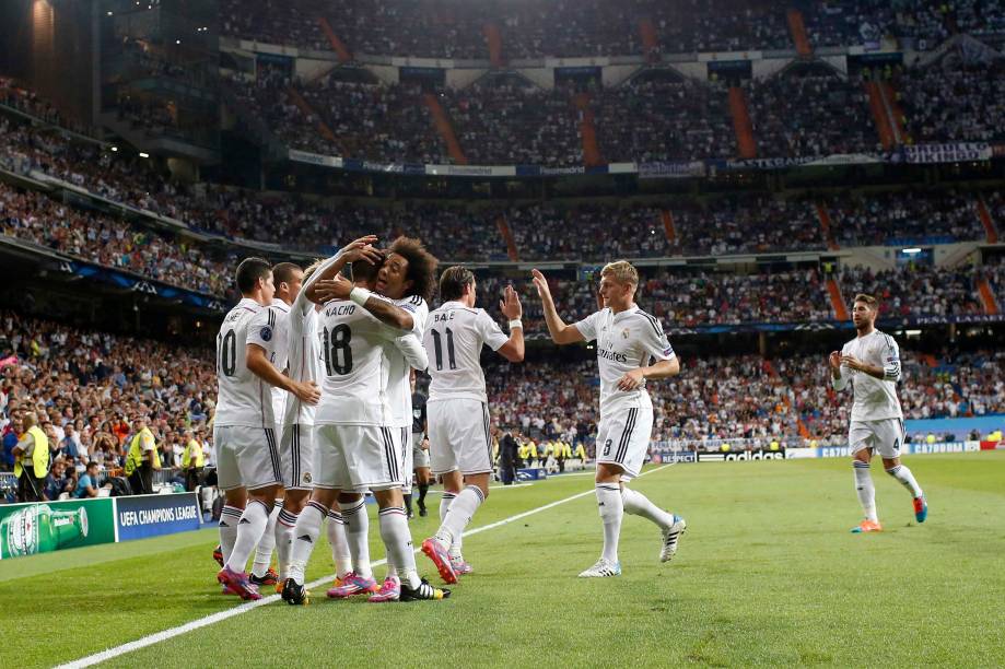 Jogadores do Real Madrid comemoram gol contra o Basel, em partida válida pela Liga dos Campeões, no estádio Santiago Bernabeu, em Madri, Espanha