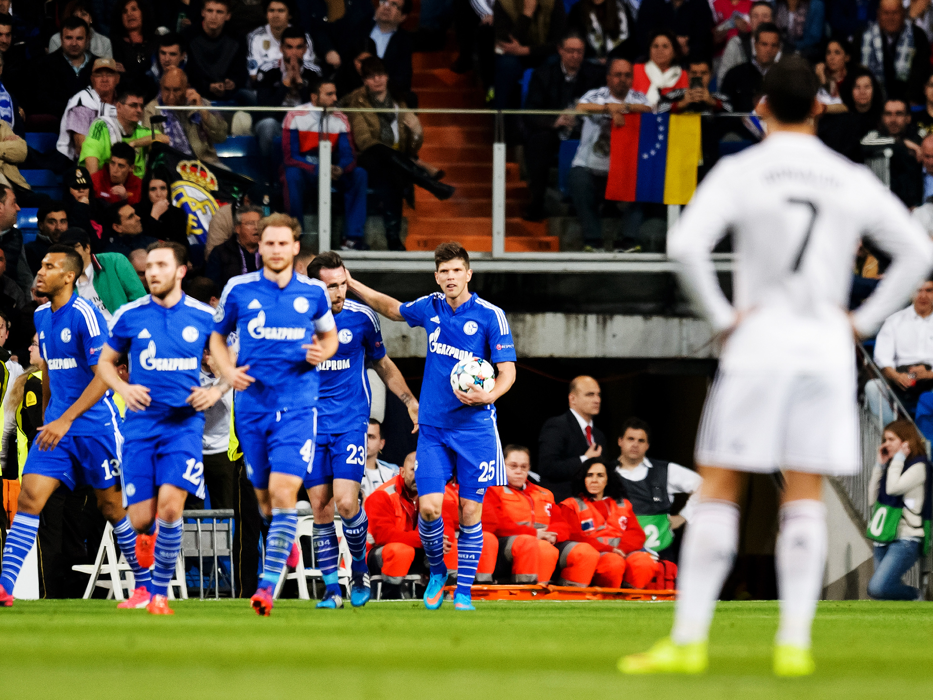 Jogadores do Schalke comemoram gol na vitória por 4 a 3 sobre o Real Madrid