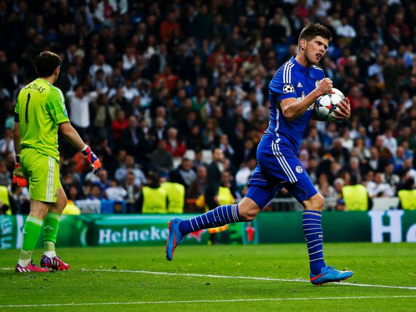 Klaas-Jan Huntelaar comemora gol na vitória do Schalke 04 sobre o Real Madrid pelas oitavas-de-final da Liga dos Campeões - 10/03/2015