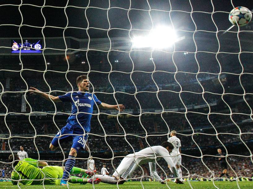 Klaas-Jan Huntelaar comemora gol na vitória do Schalke 04 sobre o Real Madrid pelas oitavas-de-final da Liga dos Campeões - 10/03/2015