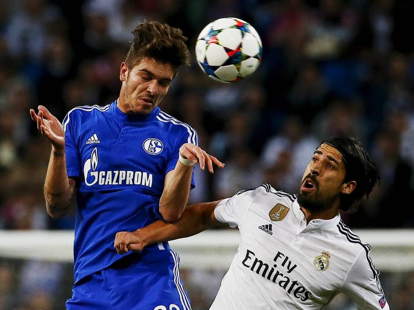 Sami Khedira, do Real Madrid salta para disputar a bola com Roman Neustadter, do Schalke 04 - 10/03/2015