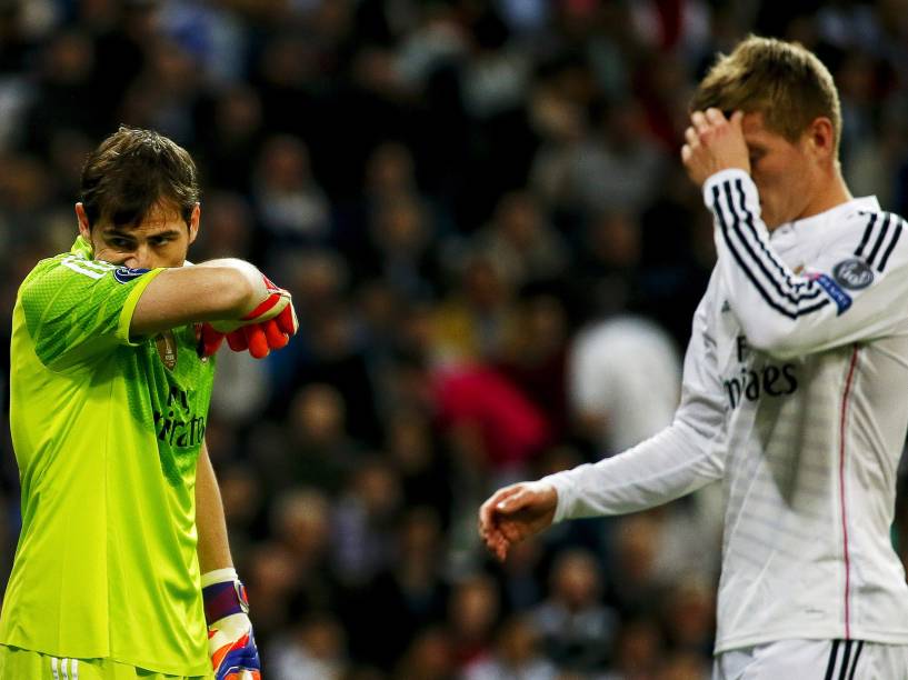 Jogadores do Real Madrid saem cabisbaixos após derrota para o Schalke 04 - 10/03/2015