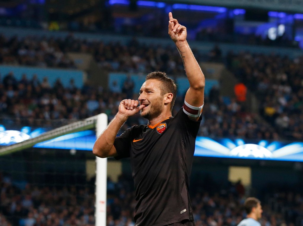 Jogador Totti, do Roma, comemora gol contra o time do Manchester City pela Liga dos Campeões