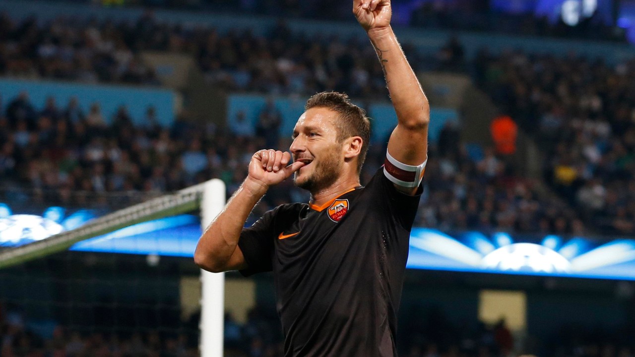 Jogador Totti, do Roma, comemora gol contra o time do Manchester City pela Liga dos Campeões