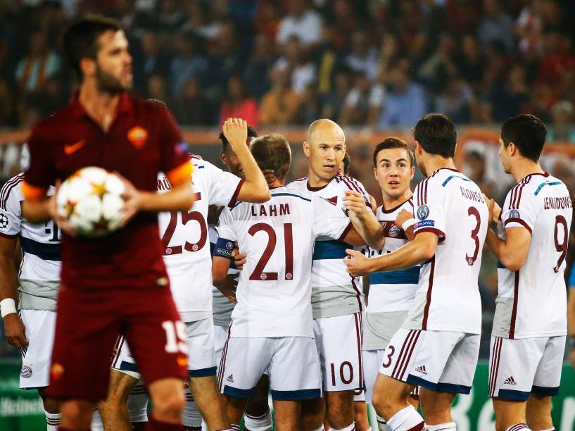 Jogadores do Bayern de Munique comemoram gol de Arjen Robben contra o time do Roma pela Liga dos Campeões