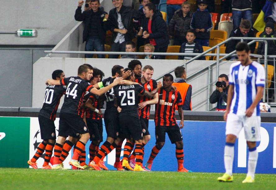 Jogadores do Shakhtar Donetsk em comemoração pelo gol contra o time do Porto, pela Liga dos Campeões