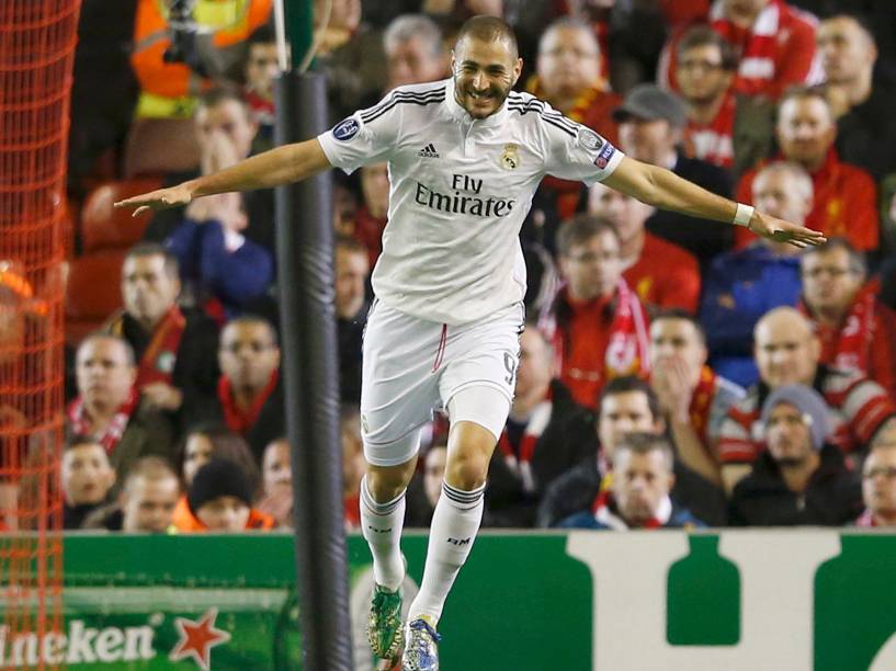 Benzema comemora o segundo gol do Real Madrid contra o Liverpool, pela Liga dos Campeões na Inglaterra