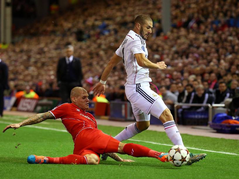 Skrtel, do Liverpool, dá um carrinha em Bezema, do Real Madrid, durante disputa de bola pela Liga dos Campeões, na Inglaterra