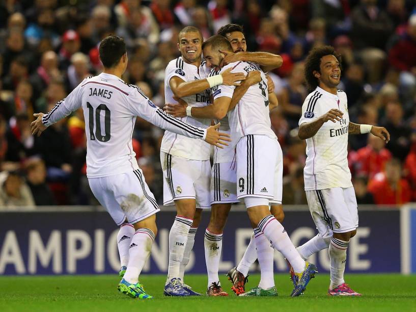 Jogadores do Real Madrid comemoram o segundo gol contra o Liverpool, pela Liga dos Campeões na Inglaterra