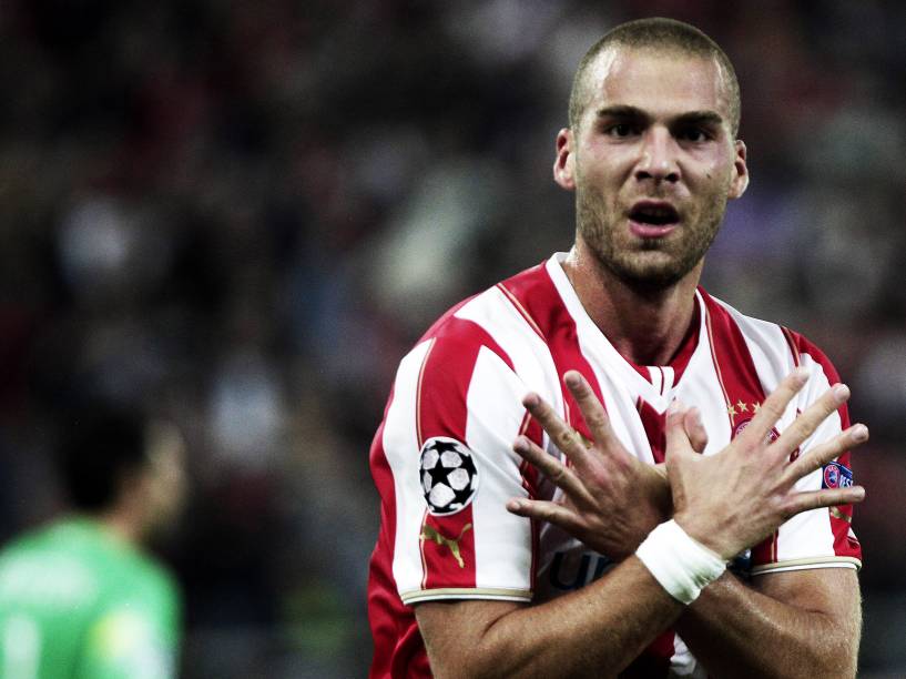 Pajtim Kasami, do Olympiacos, comemora gol contra a Juventus pela Liga dos Campeões, na Grécia