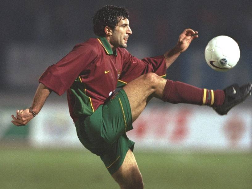 Luís Figo atuando pela seleção de Portugal em amistoso contra a França em 1997