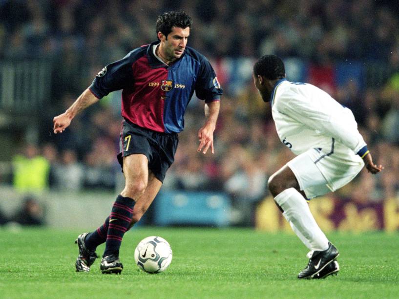 O português Luís Figo jogando pelo Barcelona contra o Chelsea em partida válida pela Liga dos Campeões no ano 2000